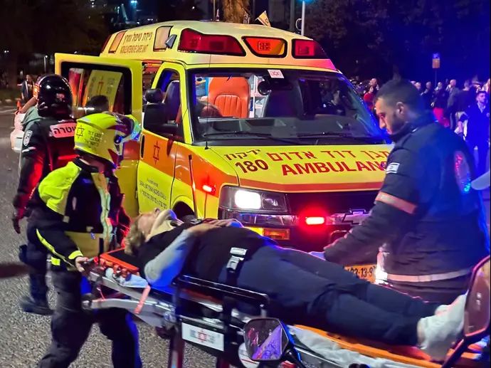 מפגין שוכב על הרצפה לאחר שלדברי מפגינים אחרים נפגע מרכב במחאת קפלן מתחדשת  06 באפריל 2024