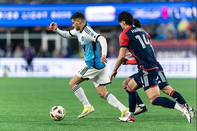 ליאל עבדה במדי שארלוט