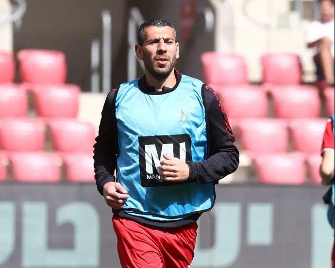 איתן טיבי שחקן הפועל באר שבע בחימום