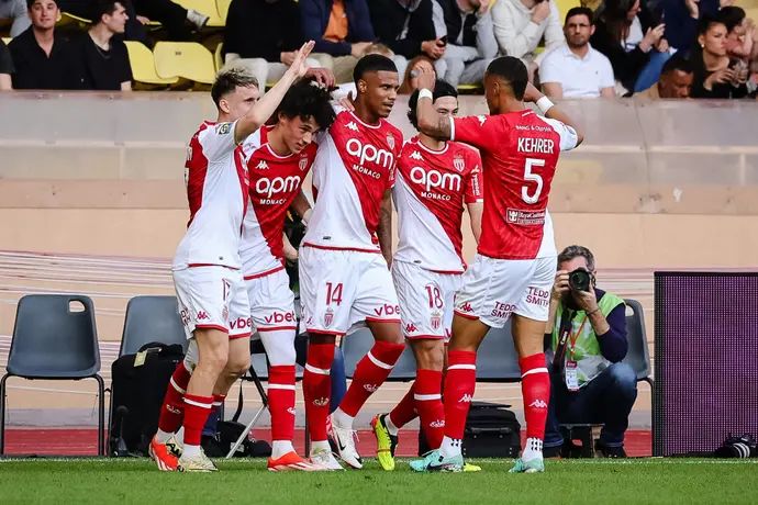 שחקני מונאקו חוגגים עם מגנס אקליוש (שני משמאל)