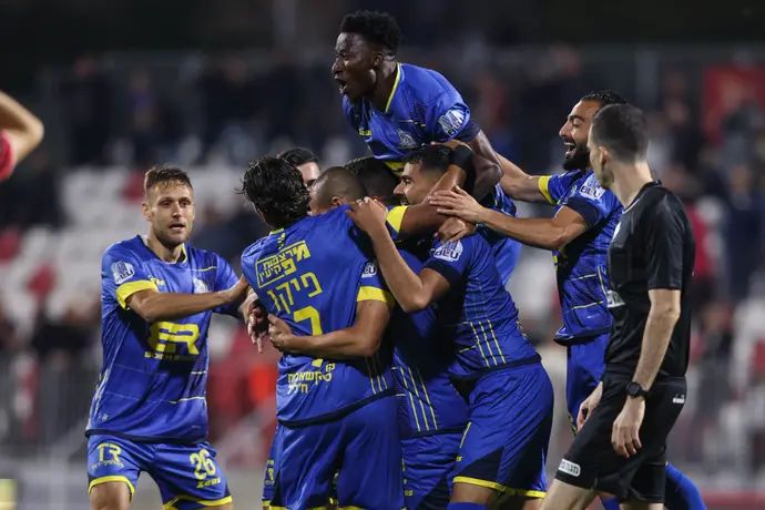 שחקני מכבי בני ריינה חוגגים