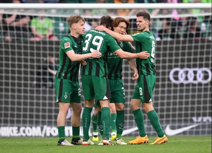 שחקני בורוסיה מנשנלגדבאך חוגגים עם קו איטקורה