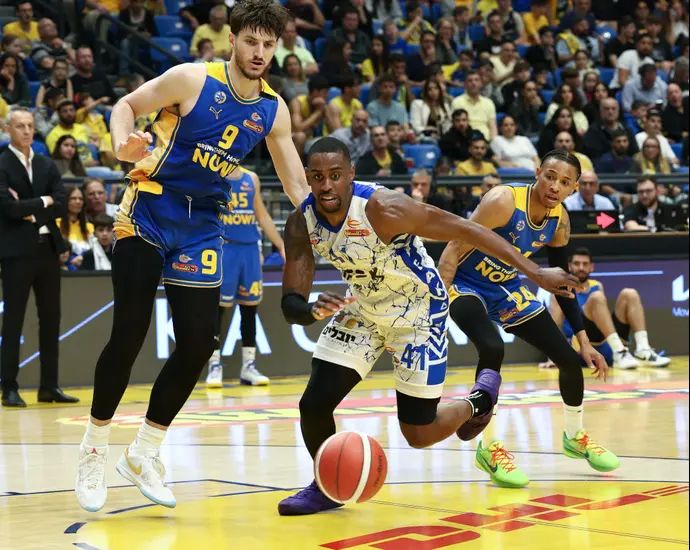 שחקן בני הרצליה ברייסון וויליאמס בין שחקני מכבי תל אביב: רומן סורקין, ג'ו תומאסון