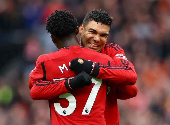 קאסמירו מחבק את מאינו אחרי שער הבכורה שלו במדי מנצ'סטר יונייטד