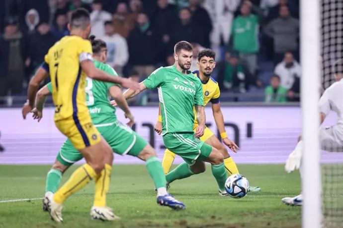 לורנצו שימיץ' שחקן מכבי חיפה לפני רוי רביבו שחקן מכבי תל אביב