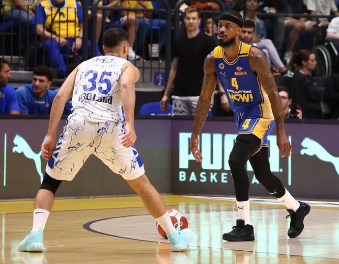 שחקן מכבי תל אביב לורנזו בראון מול שחקן בני הרצליה איתן בורג