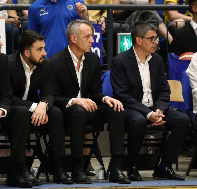 מאמן מכבי תל אביב עודד קטש בין עוזריו: נועם לוי, ג'וזפ מריה ברוקאל