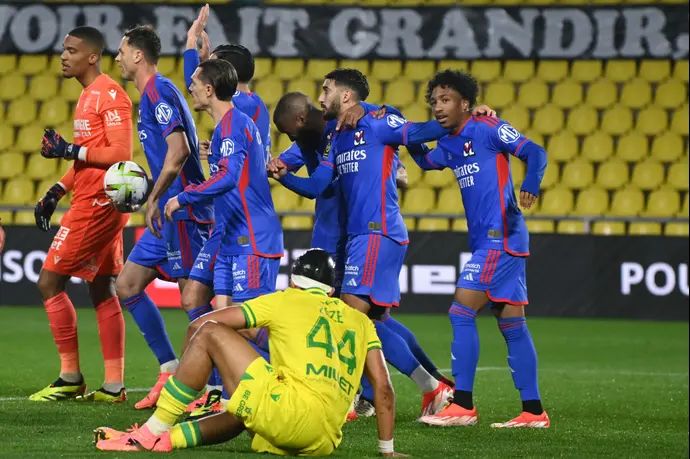 שחקני ליון חוגגים, מימין מאליק פופאנה