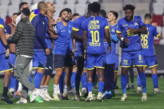 שחקני מכבי בני ריינה חוגגים