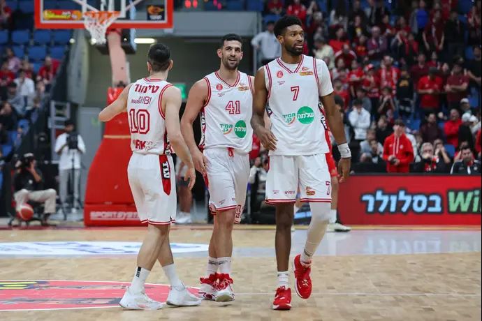 שחקני הפועל תל אביב: קייל אלכסנדר, תומר גינת, בר טימור