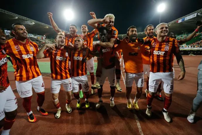 גלאטסראיי חוגגת זכייה בסופר קאפ הטורקי