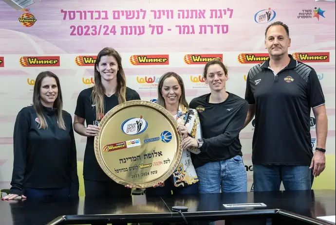יו"ר מנהלת ליגת העל לנשים בכדורסל, הילה קניסטר בר דוד, עם שחקנית אליצור רמלה עדן רוטברג ומאמנה דני גוט, שחקנית הפועל לב ירושלים אליסה בארון עם המאמנת לימור פלג