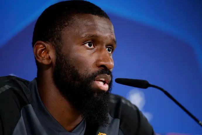 אנטוניו רודיגר שחקן ריאל מדריד במסיבת עיתונאים