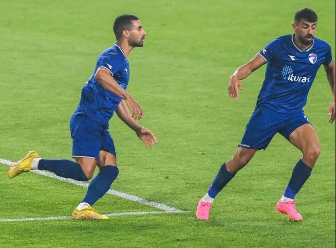 נועם כהן שחקן עירוני קרית שמונה (משמאל) חוגג שער, איתו רועי זיקרי