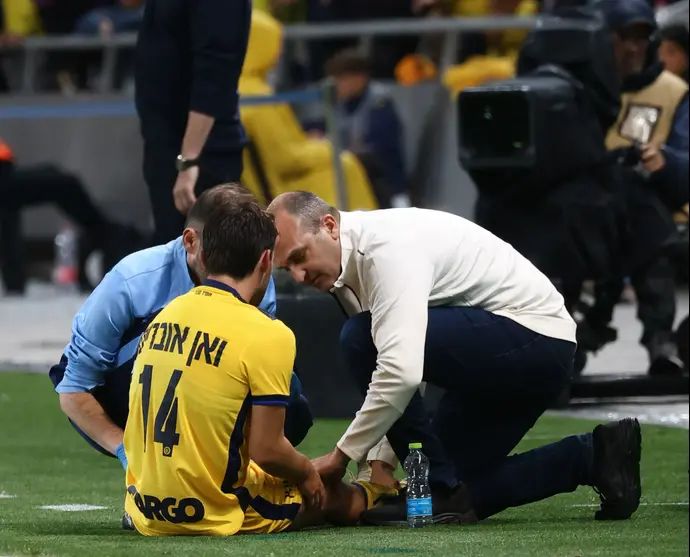 יוריס ואן אובריים שחקן מכבי תל אביב מקבל טיפול