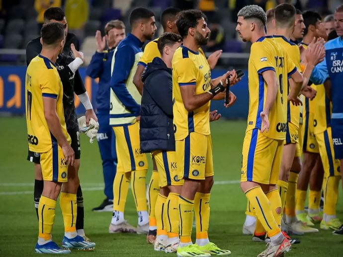 שחקני מכבי תל אביב מודים לקהל, אופיר דוידזאדה במרכז