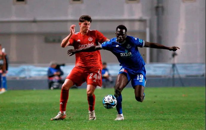 סתיו טוריאל הפועל תל אביב לצד ז'אן קיניונס הפועל פתח תקוה