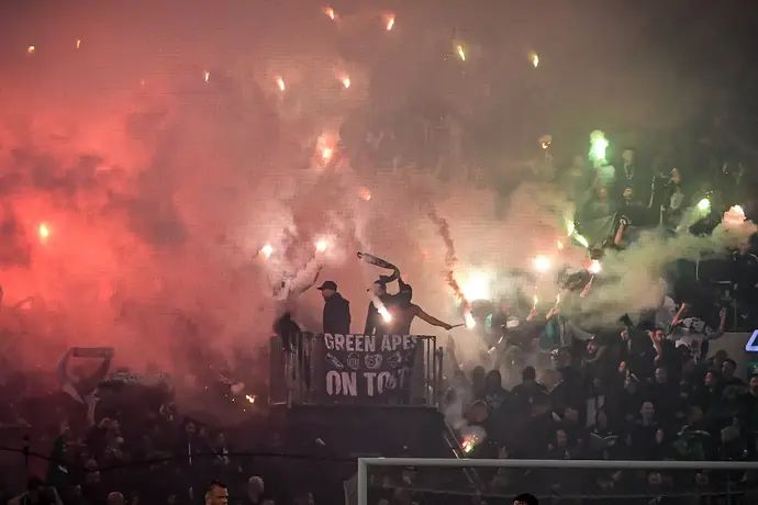 אבוקות ביציע של אוהדי מכבי חיפה