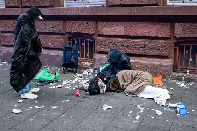 נרקומנים באזור תחנת הרכבת של פרנקפורט