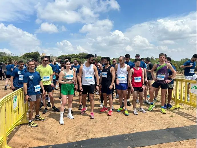 תמונה קבוצתית של משתתפי מירוץ עמיצור