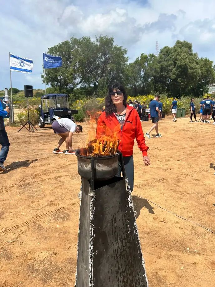 אסתר רוט שחמורוב עם הלפיד