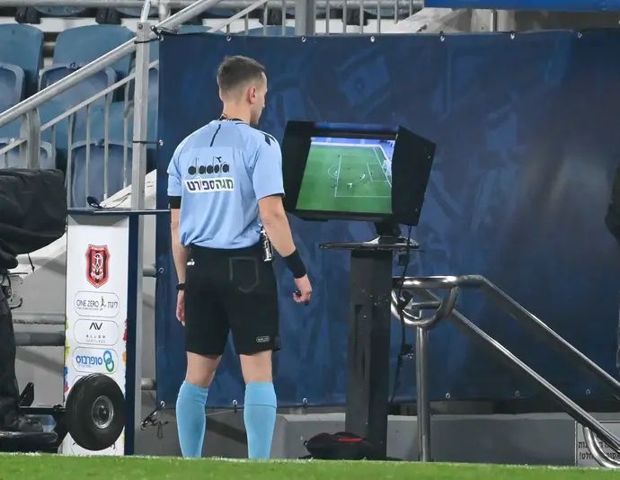 השופט יוני קלז מסתכל על VAR