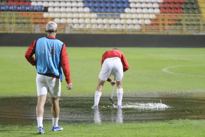 המגרש המוצף במשחק בין הפועל ראשון לציון להפועל נוף הגליל