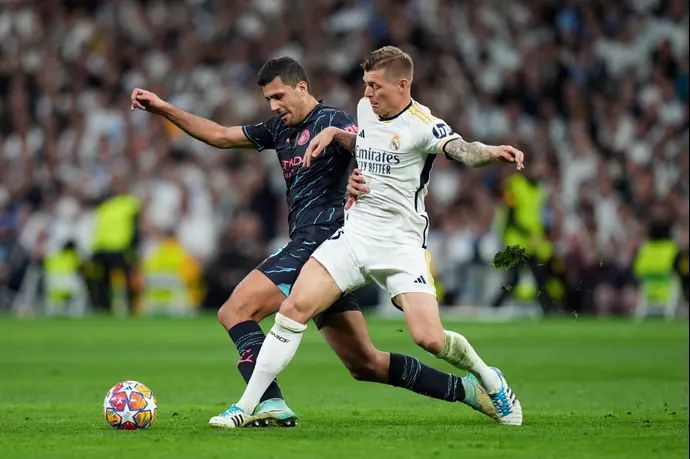 טוני קרוס מול רודרי במשחק בין ריאל מדריד למנצ'סטר סיטי