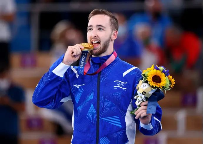 ארטיום דולגופיאט, עם מדליית הזהב אולימפיאדת טוקיו 2020