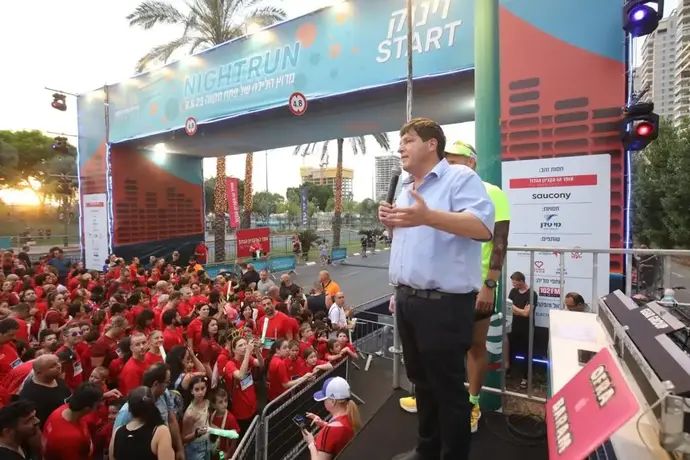 ראש העיר פתח תקווה רמי גרינברג מזניק את מירוץ הלילה