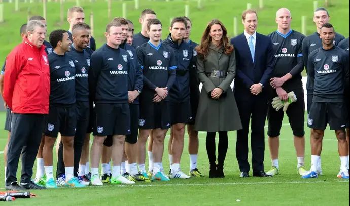קייט מידלטון והנסיך וויליאם במפגש עם שחקני נבחרת הכדורגל הבריטית, ברטון, אוקטובר 2012
