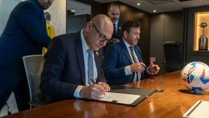 יו"ר ההתאחדות לכדורגל שינו זוארץ חותם על שיתוף פעולה עם נשיא CONMEBOL אלחנדרו דומינגס