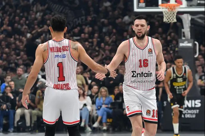 שחקן אולימפיאקוס קוסטאס פאפאניקולאו עם נייג'ל וויליאמס גוס