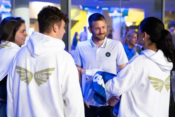 שרן ייני בערב זיכרון של מכבי תל אביב לאוהדי הקבוצה שנרצחו ונחטפו