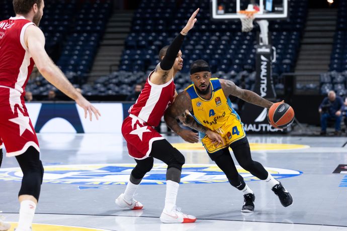 שחקן מכבי תל אביב לורנזו בראון