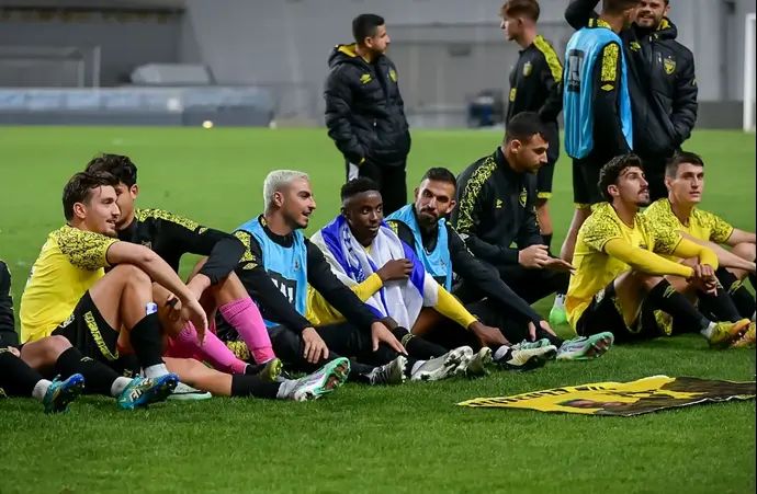 שחקני בית"ר ירושלים חוגגים