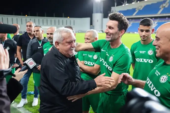 שלמה שרף לצד אריק בנאדו במשחק הוקרה לשלמה שרף