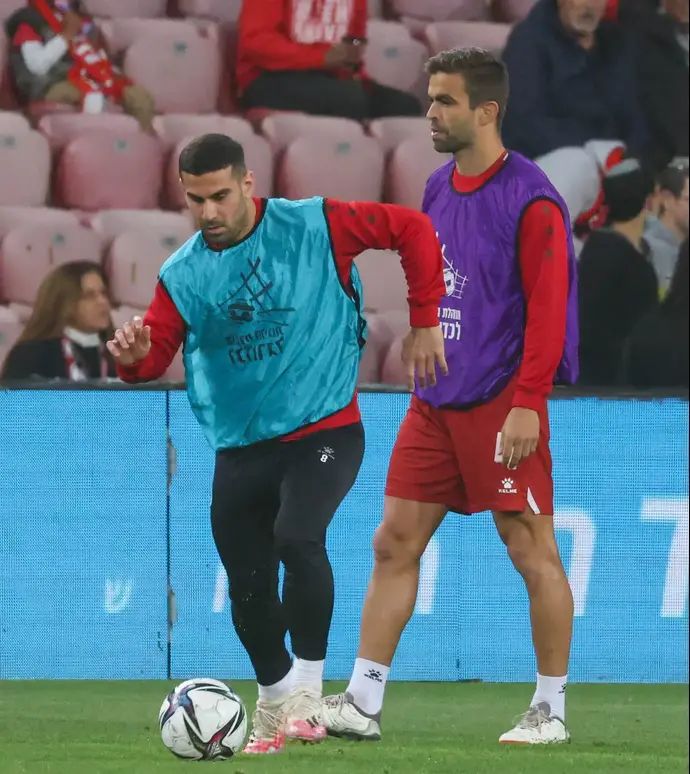 רועי גורדנה שחקן הפועל באר שבע עם מיגל ויטור