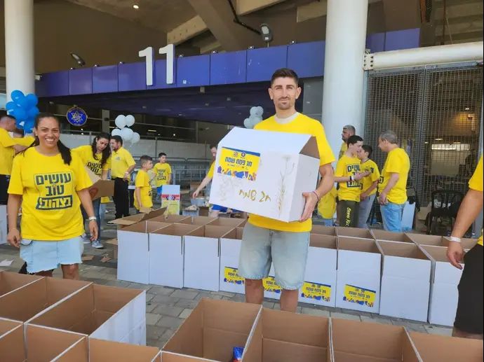 עידן נחמיאס, שחקן מכבי תל אביב באריזות מזון לחג הפסח