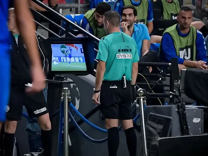 השופט אוראל גרינפלד מסתכל על מסך VAR