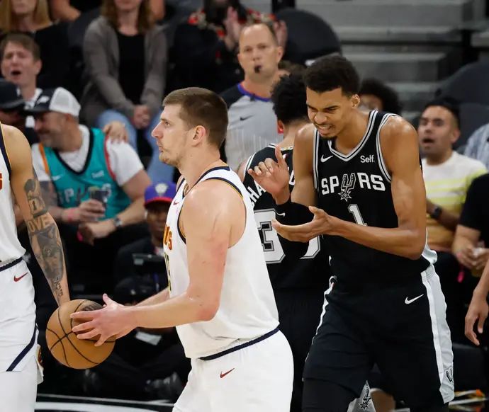 שחקן דנבר נאגטס ניקולה יוקיץ' ליד שחקן סן אנטוניו ספרס ויקטור וומבניאמה