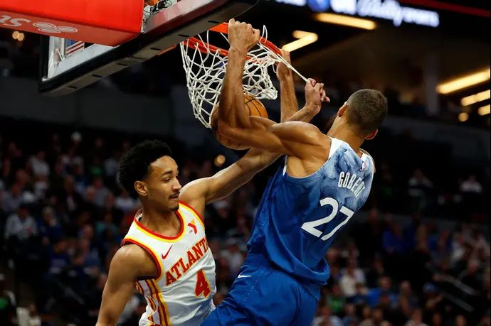 שחקן מינסוטה טימברוולבס רודי גובר מטביע מעל שחקן אטלנטה הוקס קובי באפקין