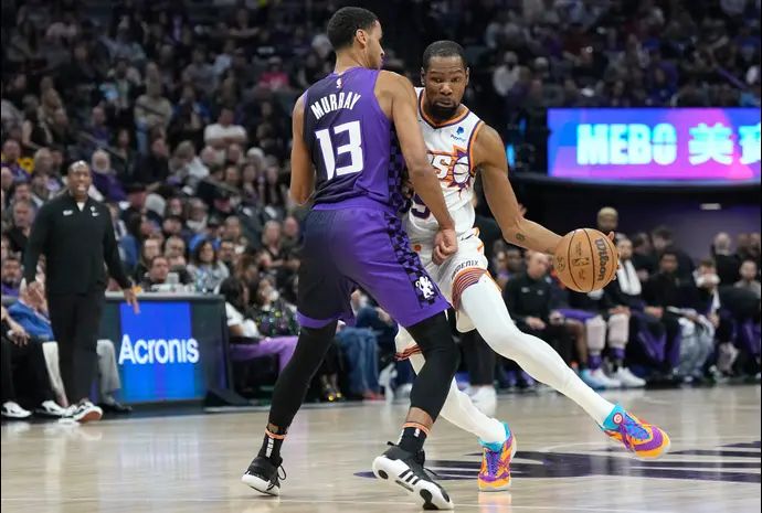 שחקן פיניקס סאנס קווין דוראנט מול שחקן סקרמנטו קינגס קיגן מארי