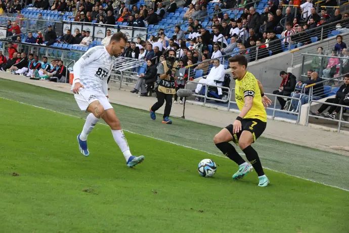 ירדן שועה שחקן בית"ר ירושלים מול עילאי טרוסט שחקן הפועל חדרה