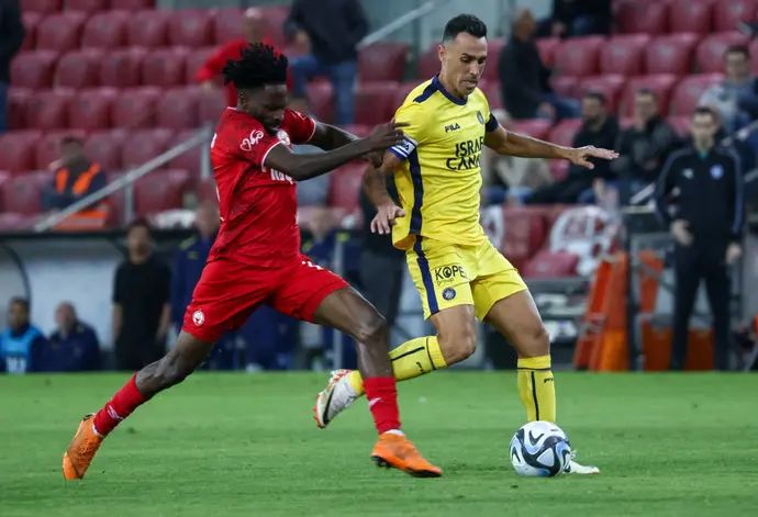 ערן זהבי מכבי תל אביב לצד אנדרה פוקו הפועל באר שבע