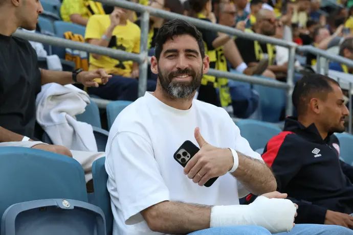 שוער הפועל חדרה אוהד לויטה, אחרי ששבר את היד