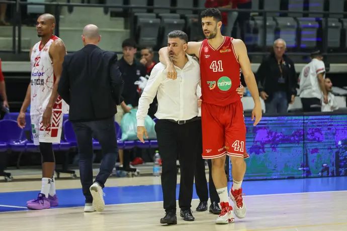 תומר גינת לצד מאמן זמני הפועל תל אביב ברק לדרר