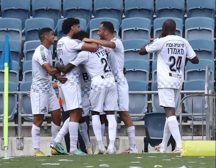 שחקני הפועל חדרה חוגגים