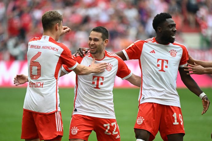 שחקני באיירן מינכן חוגגים עם רפאל גריירו