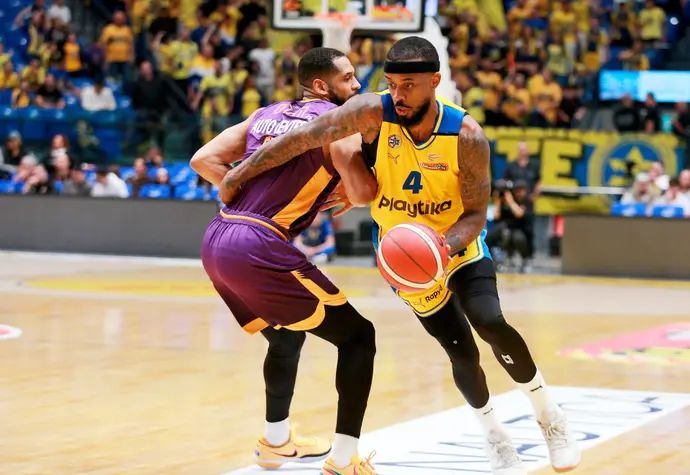 לורנזו בראון מכבי תל אביב נגד הפועל חולון